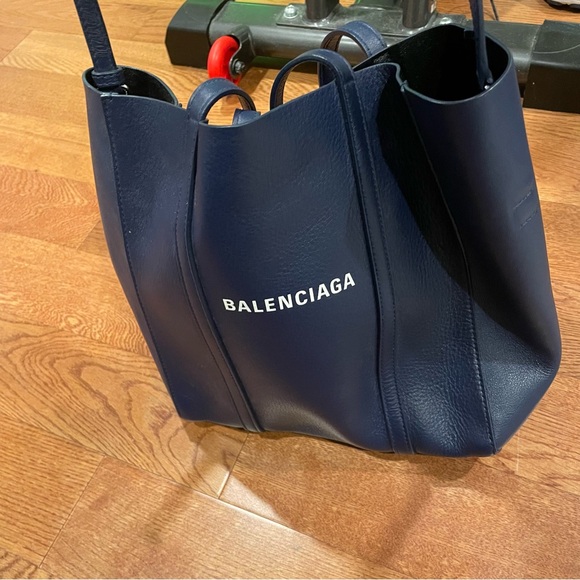 Balenciaga Everyday Leather Tote Bag -Navy 💯 authentic - Picture 6 of 6